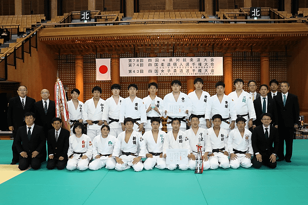 優勝した愛媛県選抜メンバー